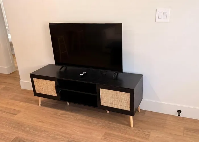 Arcadia Lite Unit 1 With Private Yard And Washer Dryer
